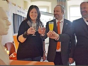 Auf den Gesellenvater angestoßen haben bei einem kleinen Empfang am im Pfarrgemeindehaus Bad Köngshofen (von links): stellvertretende Vorsitzende Monika Stegner, Vorsitzender Bernhard Weigand und Präses Pfarrer Karl Feser.  Foto: Hanns Friedrich