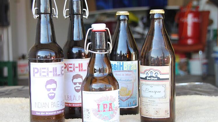 Biervielfalt aus der Garage - eine kleine Auswahl, was die Kulmbacher Hobbybrauer Wilko Pehle und Matthias Stach zu bieten haben. Foto: Stephan Tiroch