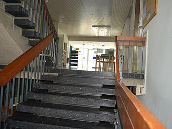 Decken und Geländer sind im Flur des Ämtergebäudes in Ebermannstadt aus Holz. Aus Brandschutzgründen sollen sie entfernt werden. Foto: Josef Hofbauer