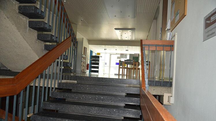 Decken und Geländer sind im Flur des Ämtergebäudes in Ebermannstadt aus Holz. Aus Brandschutzgründen sollen sie entfernt werden. Foto: Josef Hofbauer