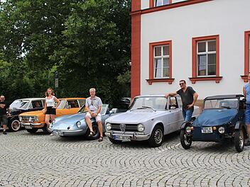 Olli Häusler, Tiffany Geier, Jens Harder, Harald Hoffmann und Uwe Götz (von links) vor ihren Oldtimern. Foto: Andreas Dorsch