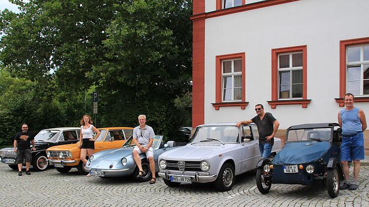 Olli Häusler, Tiffany Geier, Jens Harder, Harald Hoffmann und Uwe Götz (von links) vor ihren Oldtimern. Foto: Andreas Dorsch