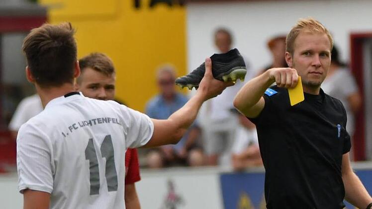 Tausche Schuh gegen Gelbe Karte? Kein guter Deal für den Lichtenfelser Landesliga-Kicker Dennis Schunke...Gunther Czepera