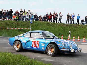 Der Motorsport lebt, wie die meisten anderen Sportarten auch, von und mit Zuschauern. Szenen wie diese - entstanden an der Kreuzkapelle bei Sulzthal - sind aktuell wegen der gebotenen Mindestabstände allerdings nicht denkbar. Foto: Karlheinz Franz