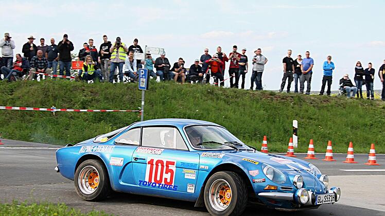 Der Motorsport lebt, wie die meisten anderen Sportarten auch, von und mit Zuschauern. Szenen wie diese - entstanden an der Kreuzkapelle bei Sulzthal - sind aktuell wegen der gebotenen Mindestabstände allerdings nicht denkbar. Foto: Karlheinz Franz