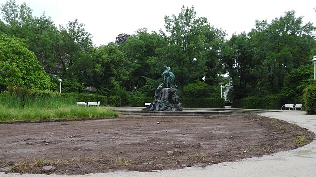 Vor dem Sintflutbrunnen im Coburger Rosengarten wurde eine Fl&auml;che ausgebaggert. Foto: Rebecca Vogt