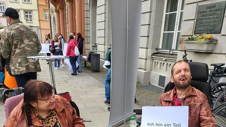 Coburg: Pflegedienst aus Personalnot eingestellt: Behinderte f&uuml;hlen sich im Stich gelassen