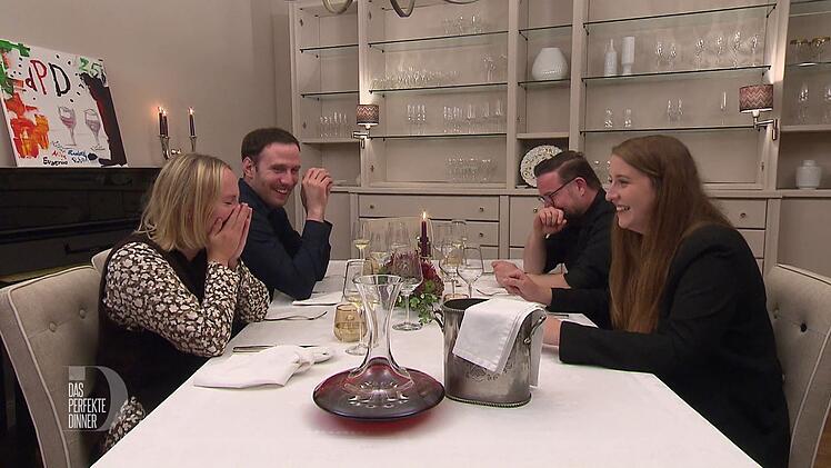 Radost, Eugenio und Robert lachen sich &uuml;ber Alinas verr&uuml;ckte Geschichte kaputt.