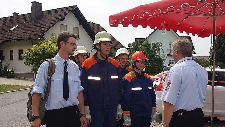 Florian, Bastian, Sarah und Kristin bei der Schlussbesprechung mit KBI Matthias Schuhbäck.