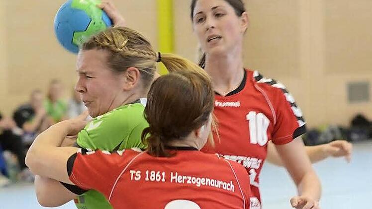 Kein leichtes Durchkommen: Der HC Forchheim (grüne Trikots) hatte bei der Reserve der TS Herzogenaurach einiges an Arbeit zu verrichten, um den Sieg mit nach Hause zu nehmen.  Foto: herzopress