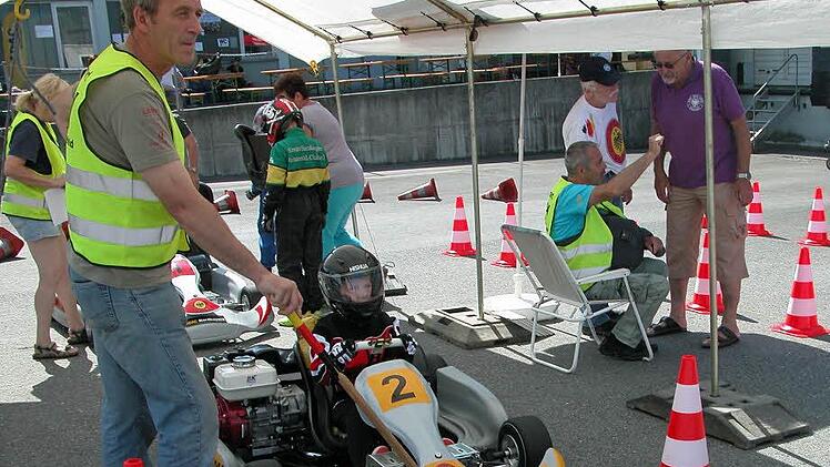 Unter dem schützenden Sonnendach warten Fahrer und Betreuer auf die Startfreigabe. Foto: Klaus Oelzner