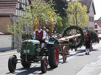 Der Maibaum in Reichenbach wird eingeholt. Foto: Arnold Nöth