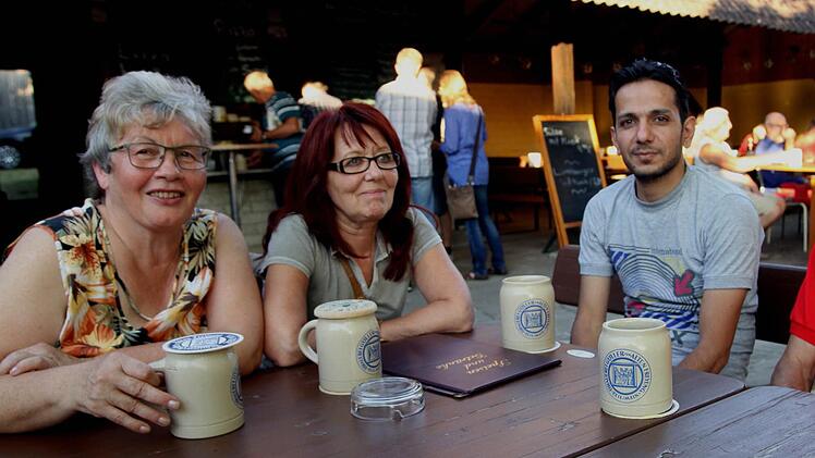In gemütlicher Runde im "Biergarten", von links Marianne Kellner und Marion Naumann vom Helferkreis "Asyl", Mohammad Kilany, der seine Ausbildung zum Maler/Verputzer beginnt und Werner Schöpplein, der die Fäden im Helferkreis zieht.  Fotos: Günther Geiling