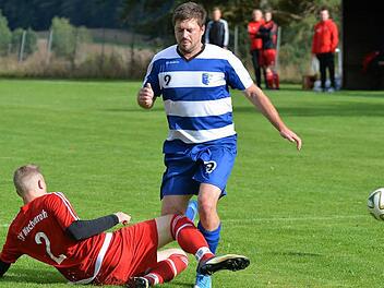 FC Frimmersdorf - SV Wachenroth. Dominik Bäuml scheint die Grätsche des SVlers Jan Schmidt nichts auszumachen. Mit etwas Glück setzte sich sein Team im Spitzenspiel 1:0 durch.  Foto: Picturedreams