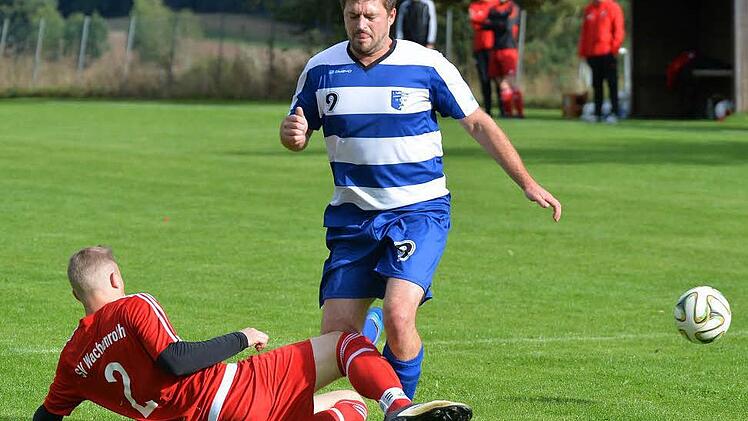FC Frimmersdorf - SV Wachenroth. Dominik Bäuml scheint die Grätsche des SVlers Jan Schmidt nichts auszumachen. Mit etwas Glück setzte sich sein Team im Spitzenspiel 1:0 durch.  Foto: Picturedreams
