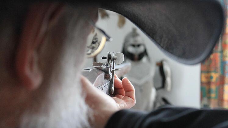Walter Schinzel-Lang zielt mit einer nachgebauten Muskete aus dem 17. Jahrhundert auf eine zeitgenössische Rüstung. Foto: Dominic Buckreus