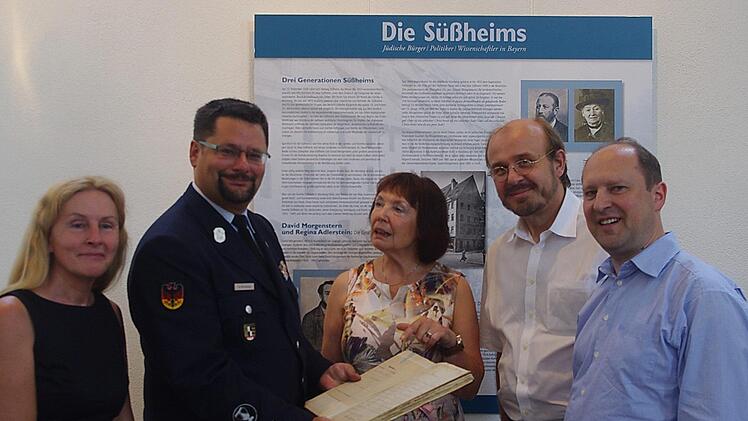 Von links: Aktionskreis-Vorsitzende Odette Eisentr&auml;ger-Sarter, FFW-Vorsitzender Stefan Wicklein, stellvertretende Aktionskreis-Vorsitzende Gisela Zaich sowie SPD-Kreisvorsitzender Ralf Pohl und SPD-Fraktionsvorsitzender Ralf V&ouml;lkl schm&ouml;kern in der FFW-Chronik .  Foto: Heike Sch&uuml;lein