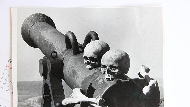 Fotos von den Ausgrabungen auf der Veste im Jahr 1964. Die Skelette stellten sich als mittelalterlich heraus. Das Sensationelle war, dass diese Gräber in weit älteren Kulturschichten  eingetieft worden waren.