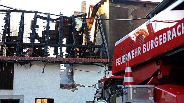 Bei einem Brand in Lisberg-Trabelsdorf entstand am Donnerstagnachmittag erheblicher Sachschaden. Foto: NEWS5 / Herse