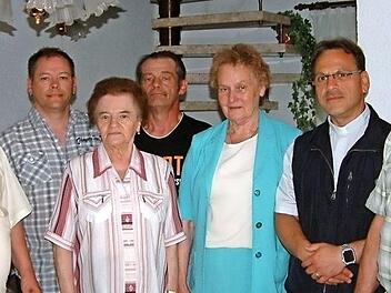 In Nurn feierte Hildegund Vogler (Dritte von links) ihren 80. Geburtstag. Mit auf dem Bild sind (von links) Ehemann Manfred, die Söhne Jochen und Michael, Pfarrsekretärin Ingrid Burkert-Mazur, Pfarrer Richard Reis und Bürgermeister Gerhard Wunder. Foto: Hans Franz