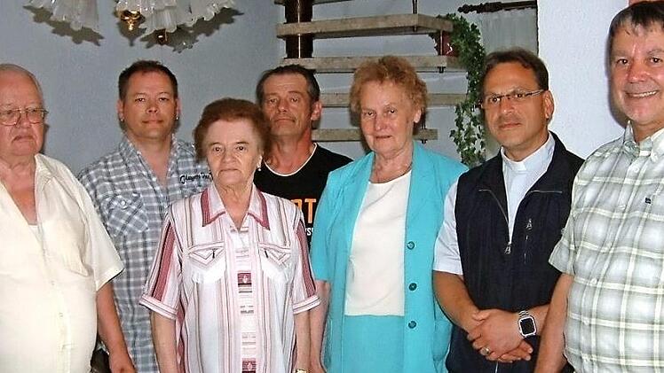 In Nurn feierte Hildegund Vogler (Dritte von links) ihren 80. Geburtstag. Mit auf dem Bild sind (von links) Ehemann Manfred, die Söhne Jochen und Michael, Pfarrsekretärin Ingrid Burkert-Mazur, Pfarrer Richard Reis und Bürgermeister Gerhard Wunder. Foto: Hans Franz