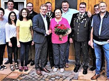 Zahlreiche Gratulanten gaben sich am 80. Geburtstag von Reineldis Buckreus ein Stelldichein. Mit im Bild neben der Familie auch Bürgermeister Rainer Detsch (Sechster von links) sowie die Knappen Heiko Eisenbeiß, Harald Greser und Thomas Neubauer.  Foto: Gerd Fleischmann