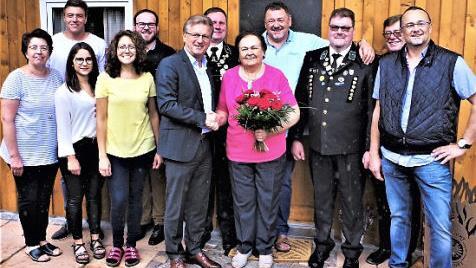 Zahlreiche Gratulanten gaben sich am 80. Geburtstag von Reineldis Buckreus ein Stelldichein. Mit im Bild neben der Familie auch Bürgermeister Rainer Detsch (Sechster von links) sowie die Knappen Heiko Eisenbeiß, Harald Greser und Thomas Neubauer.  Foto: Gerd Fleischmann