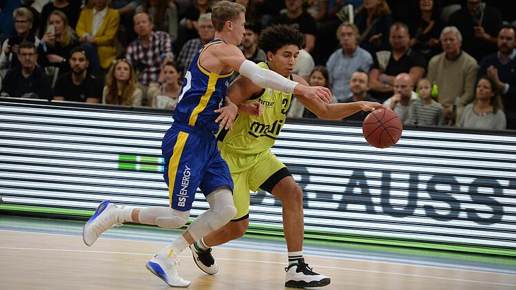 James Robinson (rechts) behauptet den Ball gegen den Bonner Thomas Klepeisz. Foto: Peter Mularczyk