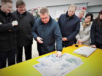 Der Bayerische Verkehrs- und Bauminister Hans Reichart (CSU) hat sich bei einem Ortstermin in Himmelkron die Alternativen für die Entschärfung des Knotenpunkts B 303/Einmündung der Bayreuther und Kulmbacher Straße erläutern lassen. Von links: Staatsminister Hans Reichart, zweiter Bürgermeister Harald Peetz, Baudirektor Kurt Schnabel, Gemeinderat Sebastian Herrmann.Werner Reißaus
