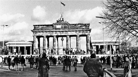 Das Brandenburger Tor am 4. März 1990. Tausende strömten zu dieser historischen Stätte, die wenige Monate zuvor die Teilung Deutschlands mit der im März 1990 noch vorhandenen Mauer symbolisierte.  Foto: gf