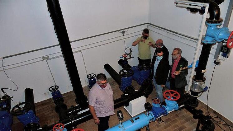 Norbert Lamm, Gerd Stingl, Uwe Pöschl, Nico Kauper und Jörg  Bubel in der Pumpstation des Hochbehälters in Aisch