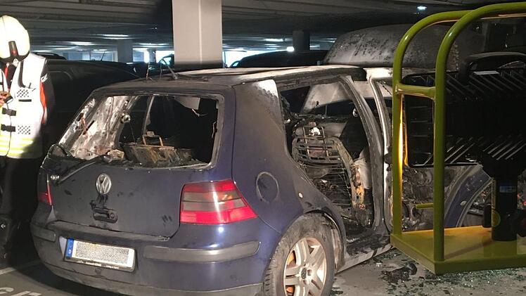 Wegen eines technischen Defekts war dieser Golf am 7. September in der Tiefgarage in Brand geraten.  Foto: Archiv