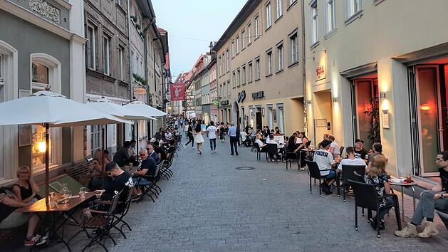 Bamberger Gastronomen fordern größere Freischankflächen - und übergeben Unterschriften an Stadt