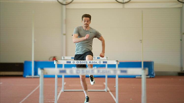 Neben einer bewussten Atmung kann auch Sporttraining das seelische Wohlbefinden verbessern.