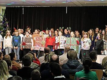 Die Klasse 6a mit Schulchor beim St&uuml;ck &bdquo;Geschenke auf Beinen&ldquo;.