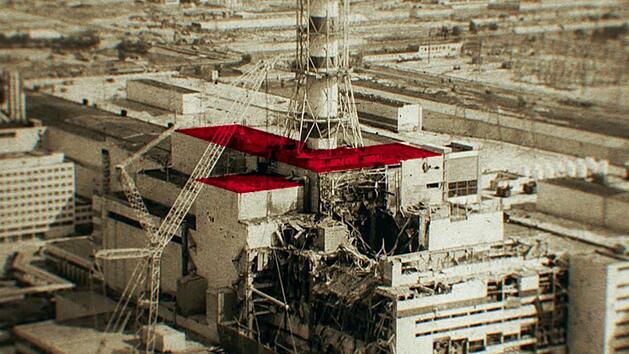 Die Aufnahme zeigt den Standort der durch die Wucht der Explosion aus Reaktor 4 ausgesto&szlig;enen Tr&uuml;mmer. Sie landeten auf dem Dach der Tschernobyl-Einheit 3.