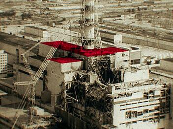 Die Aufnahme zeigt den Standort der durch die Wucht der Explosion aus Reaktor 4 ausgesto&szlig;enen Tr&uuml;mmer. Sie landeten auf dem Dach der Tschernobyl-Einheit 3.