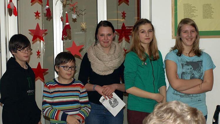 Die Siebtklässler hatten Plätzchen gebacken und unterstützten die Grundschüler beim Programm. Das Bild zeigt (von links): Bastian Kräußling, Jan Föhrweißer, Michaela Klinger, Jasmin Pfeiffer und Elina Kunt.