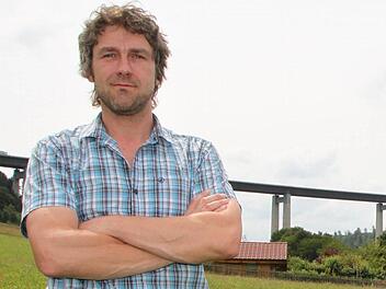 Er hat schon eine Autobahnbrücke in seiner Gemeinde, da braucht Bürgermeister Jochen Vogel (CSU) nicht noch eine Stromtrasse. Foto: Ulrike Müller/Archiv