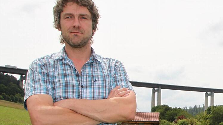 Er hat schon eine Autobahnbrücke in seiner Gemeinde, da braucht Bürgermeister Jochen Vogel (CSU) nicht noch eine Stromtrasse. Foto: Ulrike Müller/Archiv