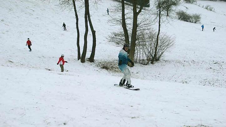 Die Grasspitzen blitzen durch: Leider war die Schneedecke in Neuschleichach nur dünn, so dass an Neujahr kein Liftbetrieb möglich war.