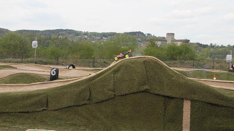 Na also, sogar zum Fliegen brachte Pröschold das orange Auto, das es auf bis zu siebzig Stundenkilometer bringt