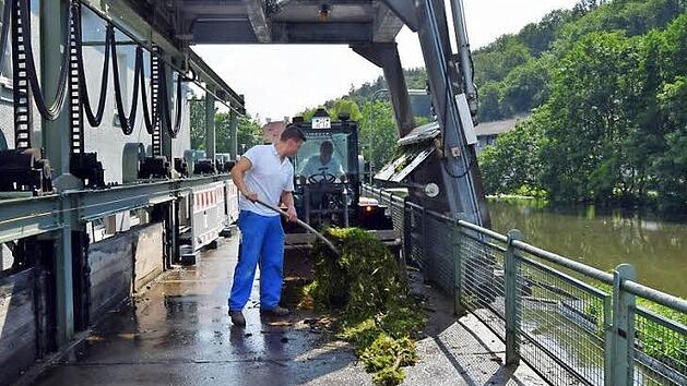 Elektroniker Dominik Bornschlegel (vorn) und Schlosser Michael Büttner räumen zwei oder drei Mal am Tag den Überweg. In den drei Wasserkraftwerken der SÜC, in Oberwallenstadt, Kirschbaummühle und Hausen werden im Jahr 1000 Tonnen Unrat entfernt. Foto: Andreas Welz