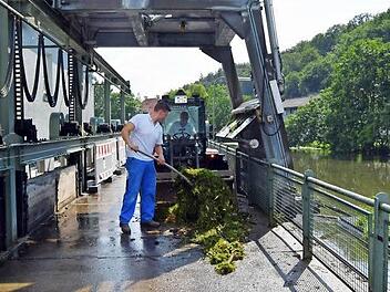 Elektroniker Dominik Bornschlegel (vorn) und Schlosser Michael B&uuml;ttner r&auml;umen zwei oder drei Mal am Tag den &Uuml;berweg. In den drei Wasserkraftwerken der S&Uuml;C, in Oberwallenstadt, Kirschbaumm&uuml;hle und Hausen werden im Jahr 1000 Tonnen Unrat entfernt. Foto: Andreas Welz