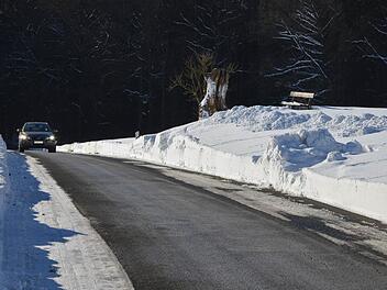 Nach dem Einsatz der Schneefräse durch den Rödentaler Bauhof ist jetzt wieder mehr Platz auf der Verbindungsstraße zwischen Mönchröden und Rüttmannsdorf.Foto: Rainer Lutz