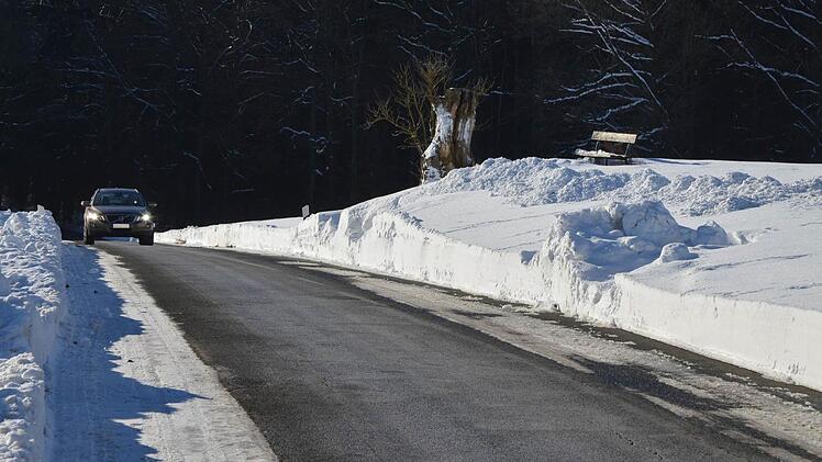 Nach dem Einsatz der Schneefräse durch den Rödentaler Bauhof ist jetzt wieder mehr Platz auf der Verbindungsstraße zwischen Mönchröden und Rüttmannsdorf.Foto: Rainer Lutz
