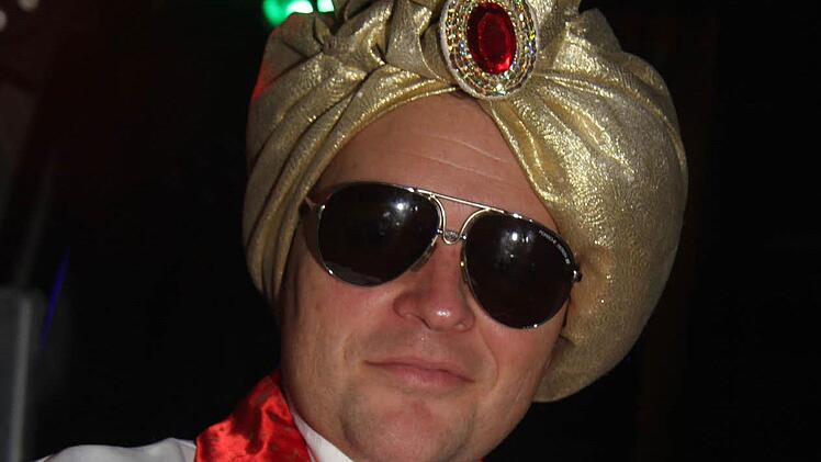DJ Jörg hatte sich als Sultan verkleidet. Den Mädels gefiel es.