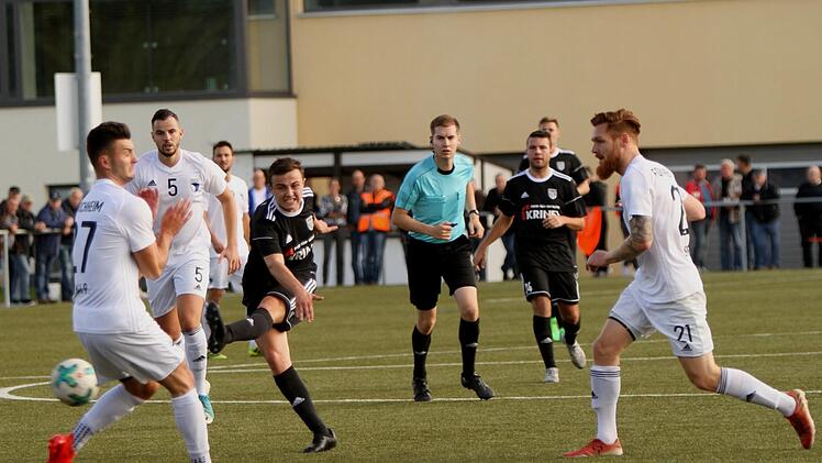 Pech hat  der junge Sander Fabian Röder (Dritter von links), dass sein Torschuss von Gästespieler Patrick Mai noch zur Ecke abgewehrt wird. Die Forchheimer Patrick Hagen (links) und Richard Steiner (rechts) können aufatmen.