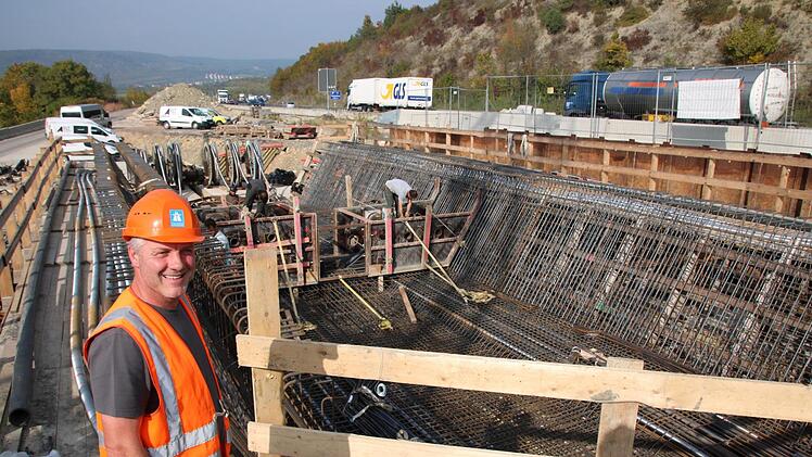 Jede Woche werden 25 Meter Autobahn-Brücke betoniert und übers Tal neben dem Klöffelsberg geschoben. Foto: Ralf Ruppert