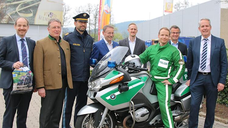 Freuen sich auf die Sternfahrt (von links): Stellvertretender Landrat Jörg Kunstmann, Oberbürgermeister Henry Schramm, Polizeipräsident Alfons Schieder, Kulmbacher-Marketingleiter Andreas Eßer, Organisation Johannes Schaller, der Leiter des Festtagsmanagements Michael Schmid, Brauerei-Vorstand Markus Stodden und auf dem Motorrad Daniel Leonhardt.Katrin Geyer